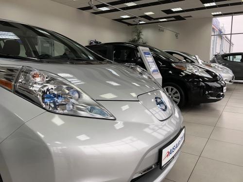   Nissan Leaf    5000$ - Nissan