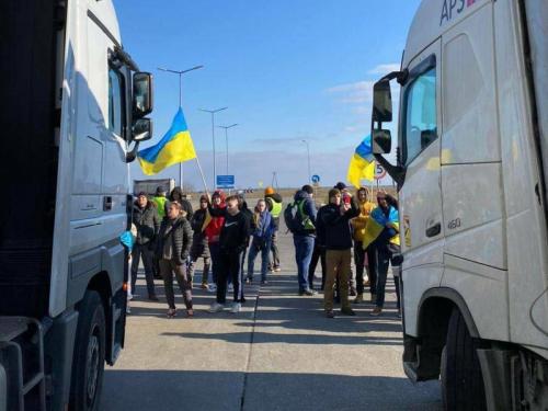 Українці на кордоні блокують вантажні фури до Білорусі й РФ