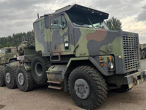 Німеччина надала Україні вантажівки M1070 Oshkosh для перевезення важких САУ