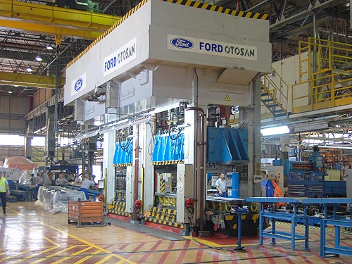    Ford Cargo.   