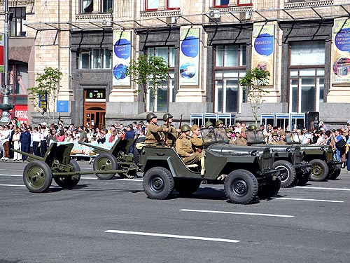 Парад Победы в Киеве спасли реконструкторы - войны