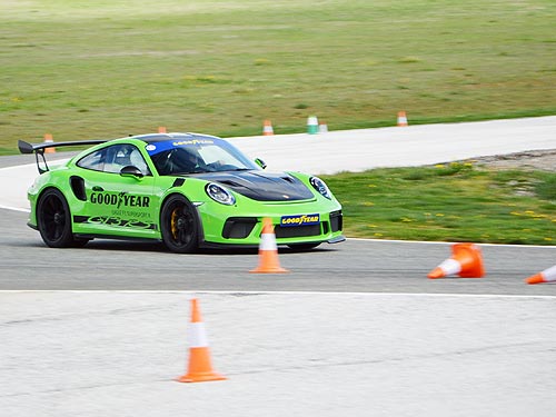      Ferrari  Porsche.    Goodyear - Goodyear