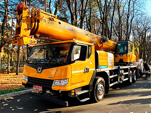 В Україні презентували нову модель тягача та іншу техніку для відбудови - вантаж