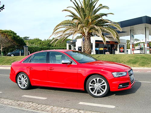 - Audi A4: Premium  