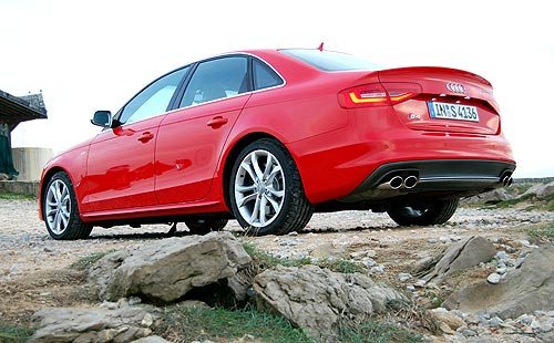 - Audi A4: Premium  