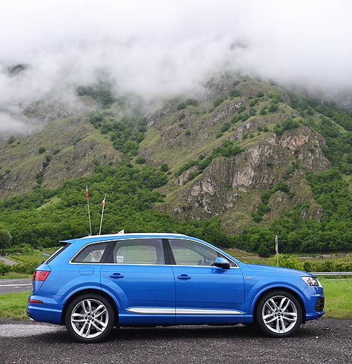 - Audi Q7 New:  7D  