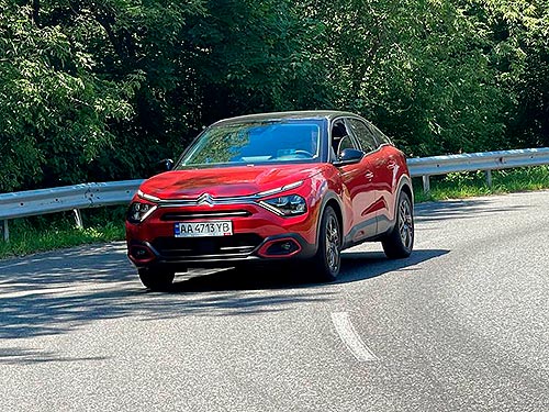   : Citroen e-C4 vs Nissan Qashqai e-power - Citroen