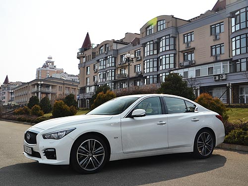 Тест-драйв Infiniti Q50. Японец, который заигрывает с немцами