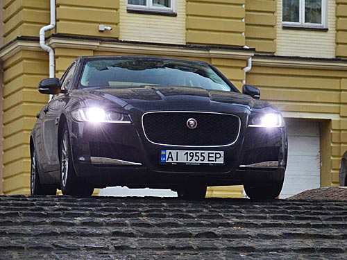 - Jaguar XF:    