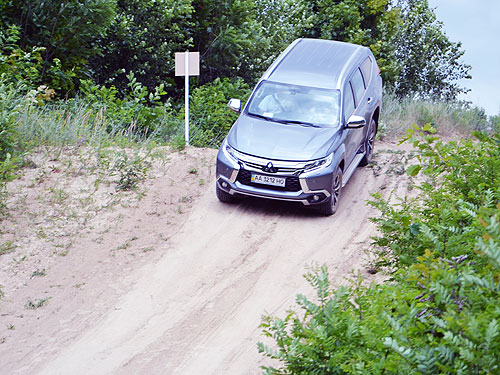     Mitsubishi Pajero Sport.   