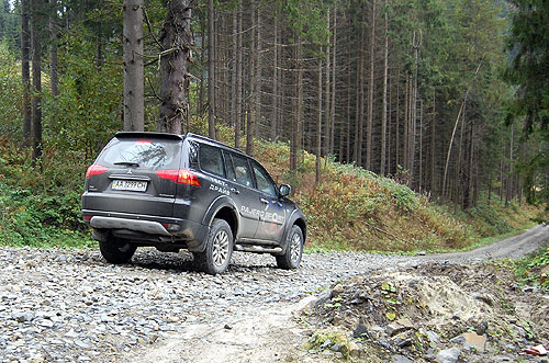 -: Mitsubishi Pajero Sport   