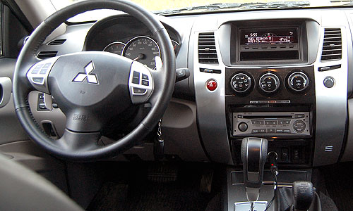 -: Mitsubishi Pajero Sport   