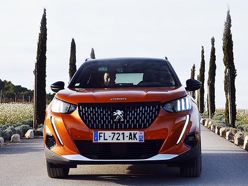      Peugeot 2008. - - Peugeot