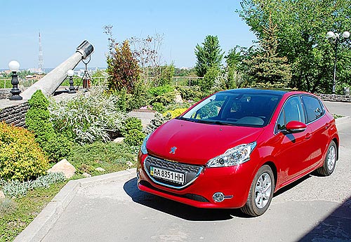 - Peugeot 208:    