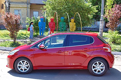 - Peugeot 208:    