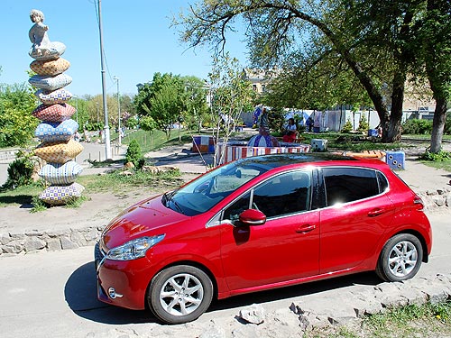 - Peugeot 208:    