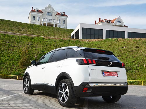 - Peugeot 3008.       