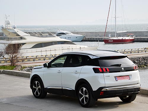 - Peugeot 3008.       