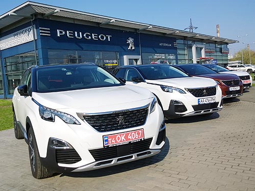 - Peugeot 3008.       