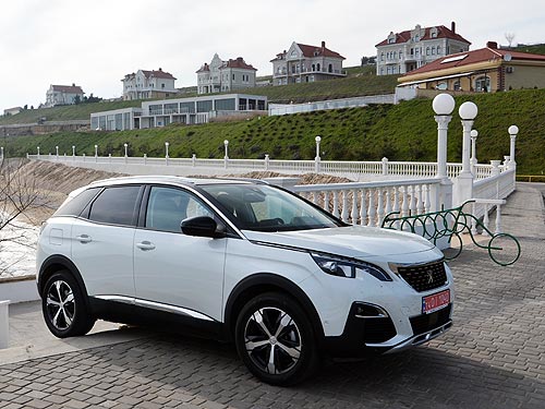 - Peugeot 3008.       