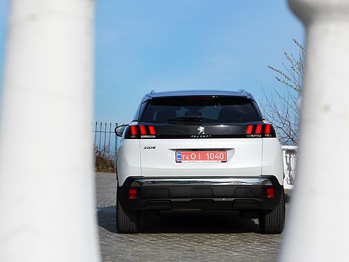 - Peugeot 3008.       