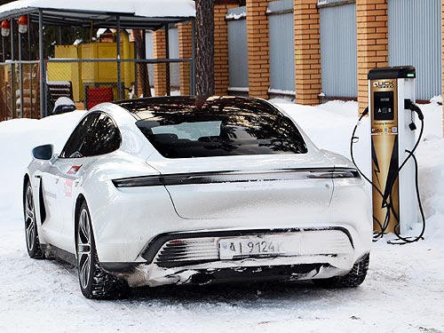 На электрическом спортивном «Порше» по снегу. Первое знакомство с Porsche Taycan 4S - Porsche