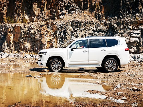  .    Toyota Land Cruiser 300 - Toyota