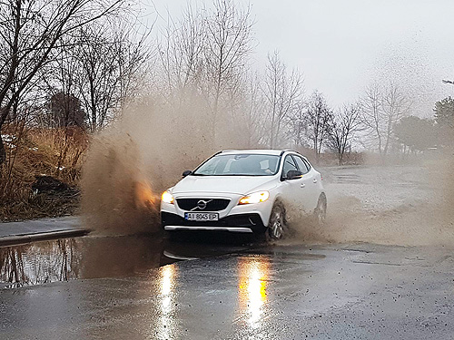 - Volvo V40 Cross Country:    - Volvo