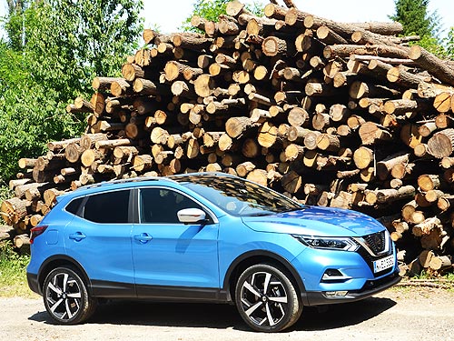  Nissan Qashqai   3 . - Nissan