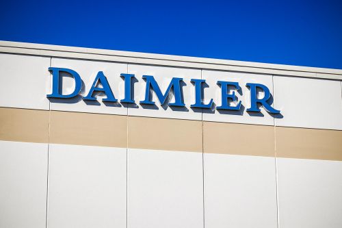 Концерн Daimler разделили на две компании и переименовали - Daimler