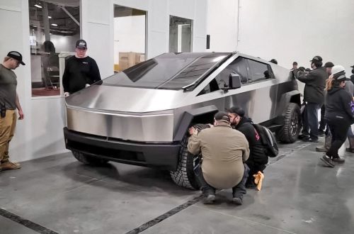  ,     Tesla Cybertruck