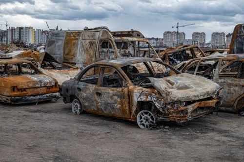 У Бучі показали кладовище знищенних автівок - авто