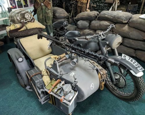 Російські загарбники вкрали ретро мотоцикл з музею - BMW