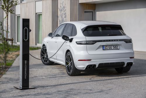 Porsche Cayenne празднует 20-ти летие 2