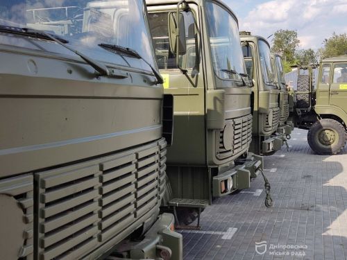 Дніпро передає на фронт чергову партію вантажівок Renault