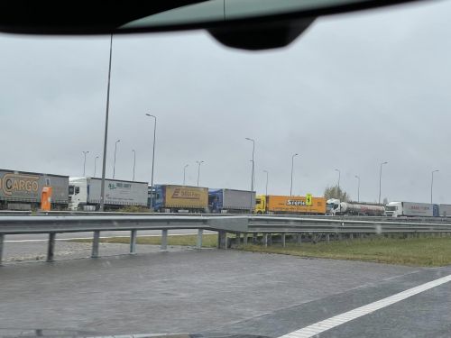В Польщі у чергах в напрямку кордону України перебуває 2700 вантажівок - блок
