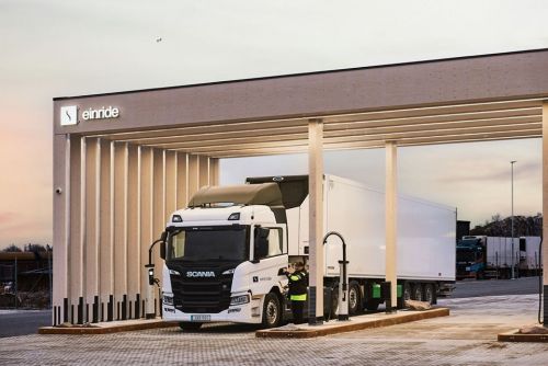 У Швеції відкрили найпотужнішу зарядну станцію для електричних вантажівок - заряд