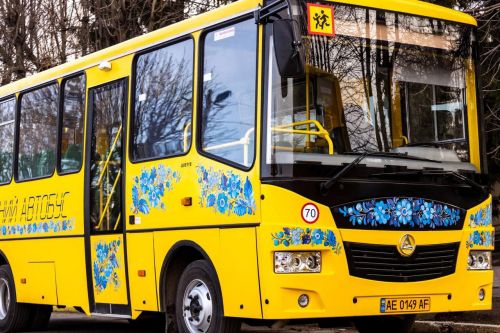 Петріківський розпис відтворили на шкільних автобусах і встановили рекорд