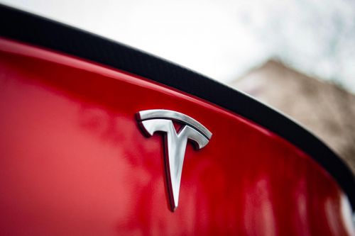 Tesla відкличе майже 2 млн електрокарів для заміни автопілоту
