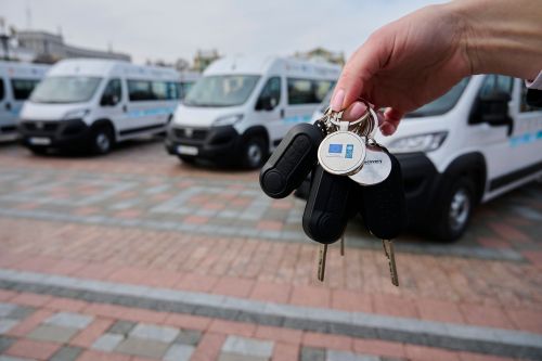Українські медики отримали 6 спеціалізованих автомобілів