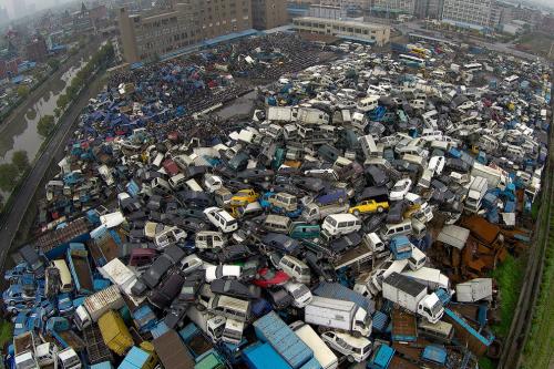 Куда девают старые автомобили в Китае (фото)
