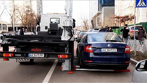 В Киеве появились новые эвакуаторы, которые увозят автомобиль за 2 минуты
