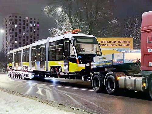 В Украине выпустили уникальный полуприцеп для перевозки трамваев грузоподъемностью 100 т - TAD