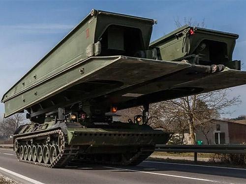 Німеччина передасть в Україну 16 танків-мостоукладачів