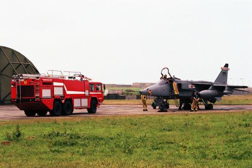 Великобританія надасть Україні 17 пожежних авто швидкого реагування для обслуговування аеродромів - пожеж