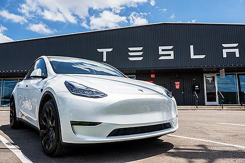 Як за півроку Tesla вдалося змусити майже всіх автовиробників перейти на власний стандарт - Tesla