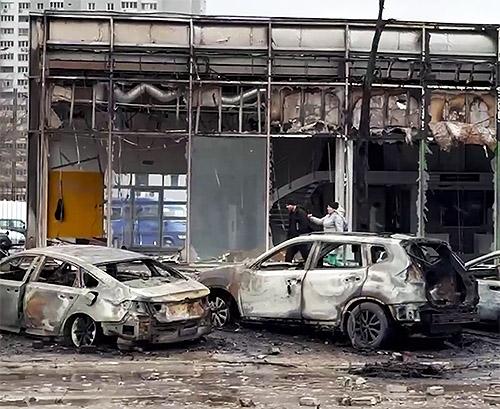 В наслідок ранкової атаки зазнали руйнувань автосалони в Києві